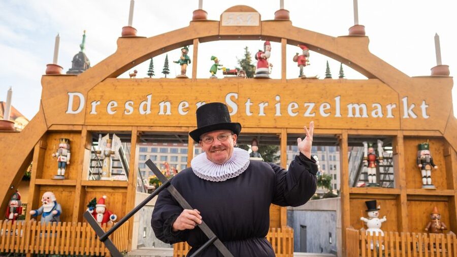 Dresden: Christmas Sightseeing Tour with a 'Pflaumentoffel' - Practical details that affect the experience