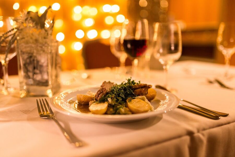 Dresden: Evening River Cruise with Dinner - Service is generally good, with some uneven moments