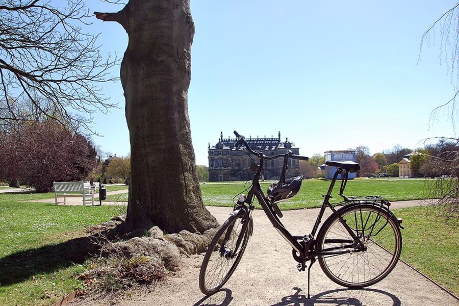 Dresden: Guided City Tour by Bike - German Hygiene Museum and the green Großer Garten