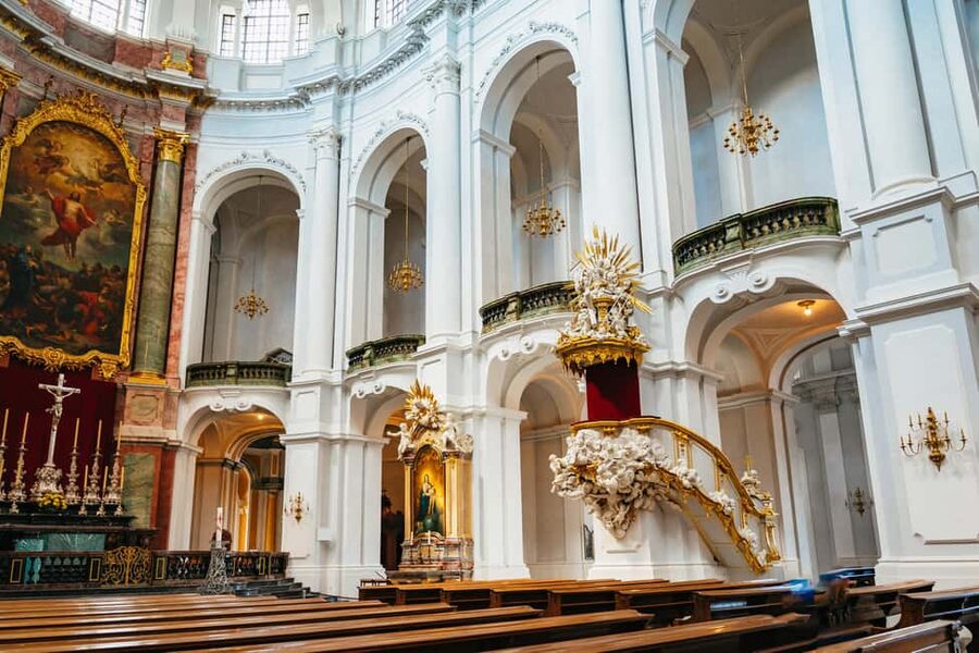 Dresden: Guided City Walk with a Cup of Coffee - Frauenkirche and the closing view