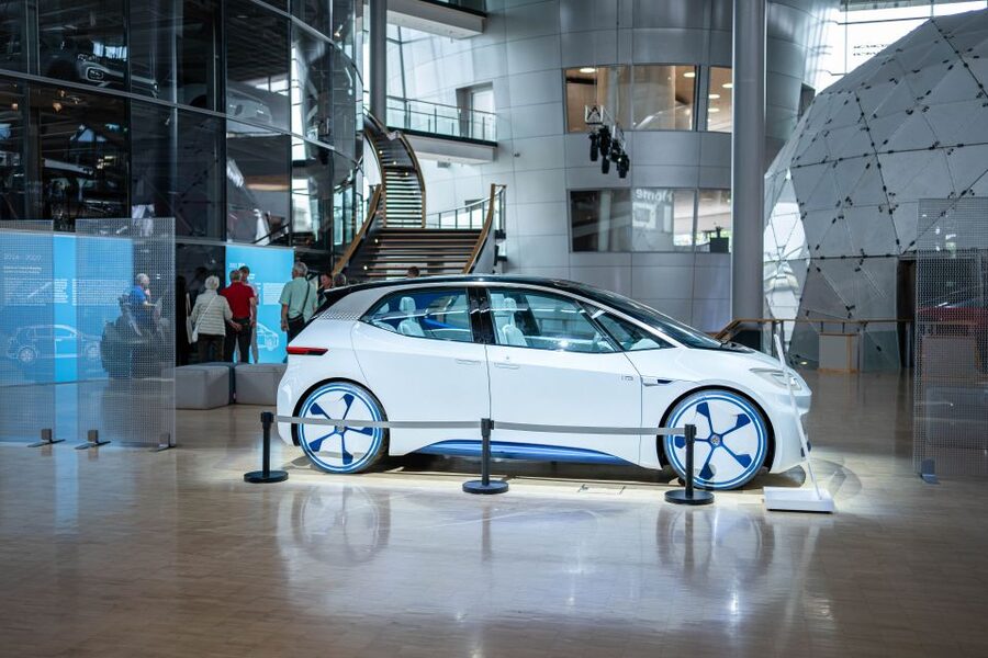 Dresden: Guided tour VW factory , test drive & food - Entering the Transparent Factory in Dresden