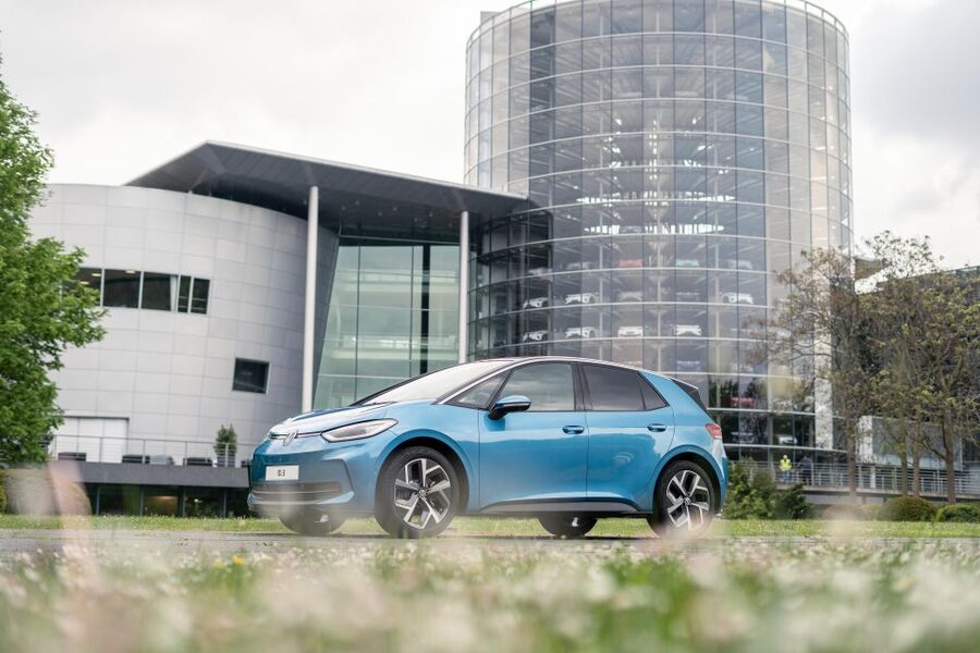 Dresden: Guided tour VW factory , test drive & food - The 45-minute production tour