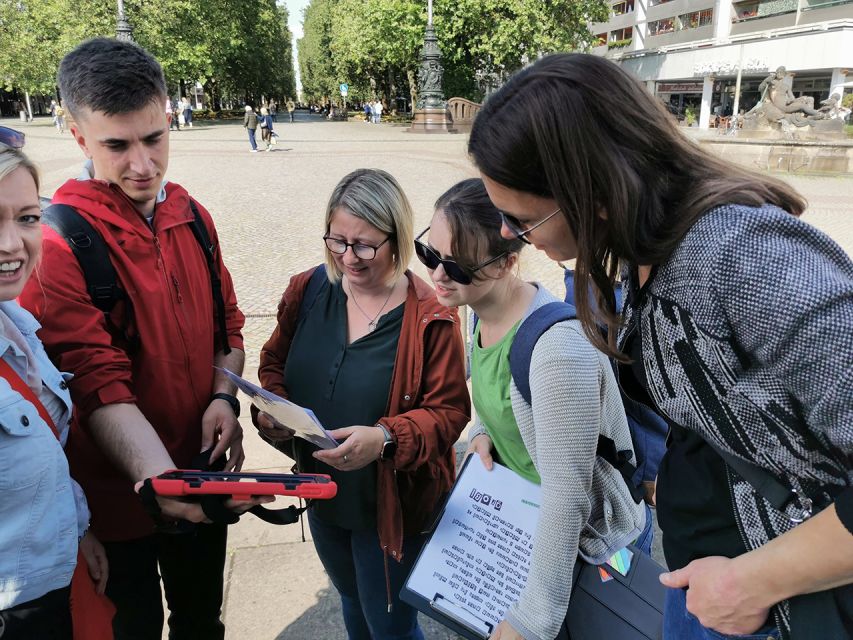 Dresden: Krimi Outdoor Escape Game “Mord am Elbufer” - The iPad keeps the mission moving