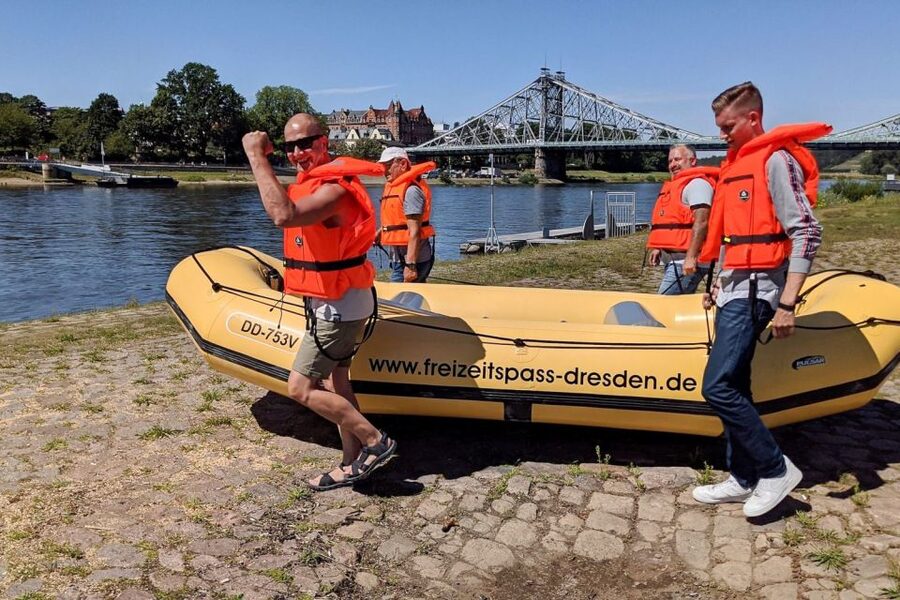 Dresden: Private Inflatable Boat Tour with Beer Garden Stop - The ferry garden and the rhythm of the river
