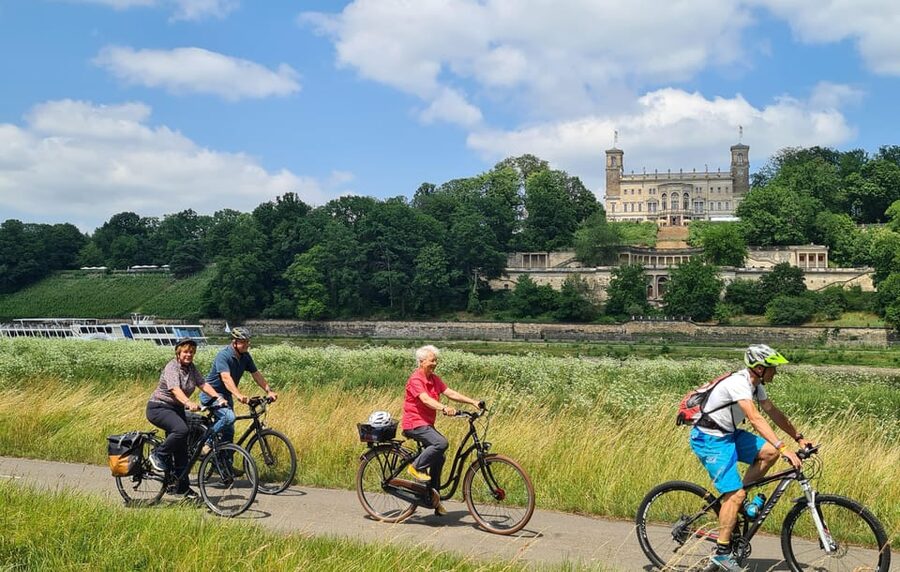 Dresden Sightseeing per Rad mit Guide, Prosecco, Eierschecke - Crossing into the New Town