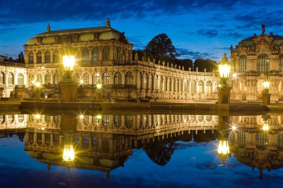 Dresden: Smile Tour with Prosecco - Guide quality and language choices