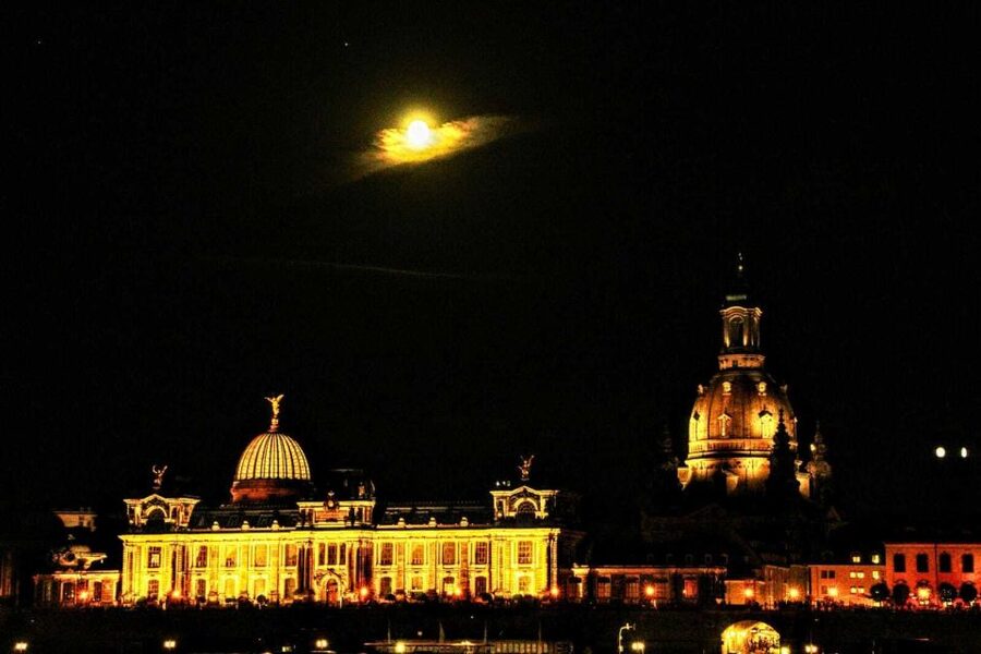 Dresden: The Original Night Watchman Tour in Lantern Light - Meeting the watchman at Theaterplatz