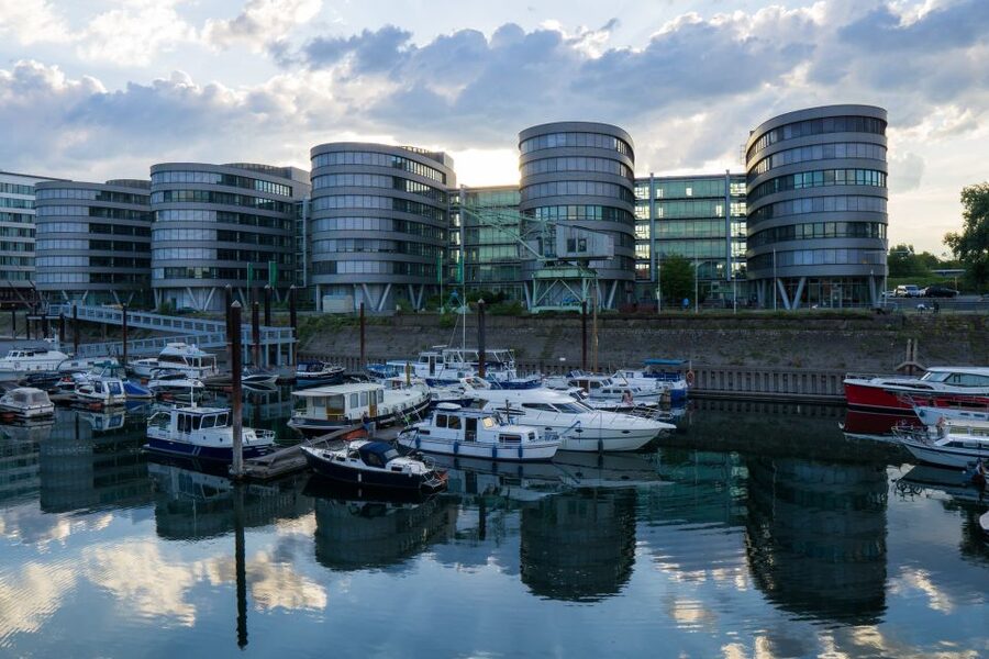 Duisburg: Guided Walking Tour through the inner harbour - The Five Boats and New Duisburg