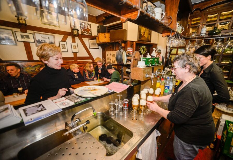 Duisburg-Ruhrot: Historic Harbor Pub Tour - Who will enjoy this Duisburg tour