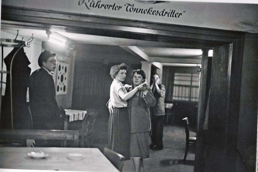 Duisburg-Ruhrot: Historic Harbor Pub Tour - Timing, cancellation, and practical planning