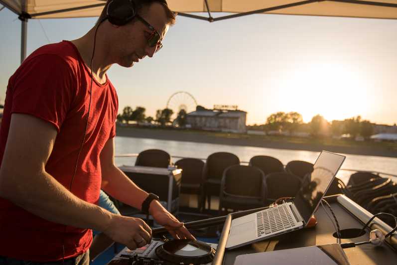Düsseldorf: 2-Hour Evening Rhine River Cruise with Live DJ - Meeting at the Rheinuferpromenade