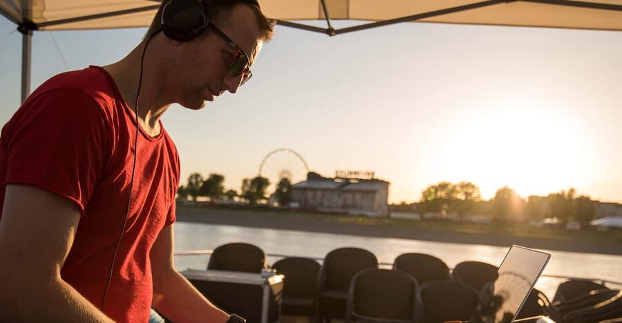 Düsseldorf: 2-Hour Evening Rhine River Cruise with Live DJ - Sunset, city lights, and the outdoor deck