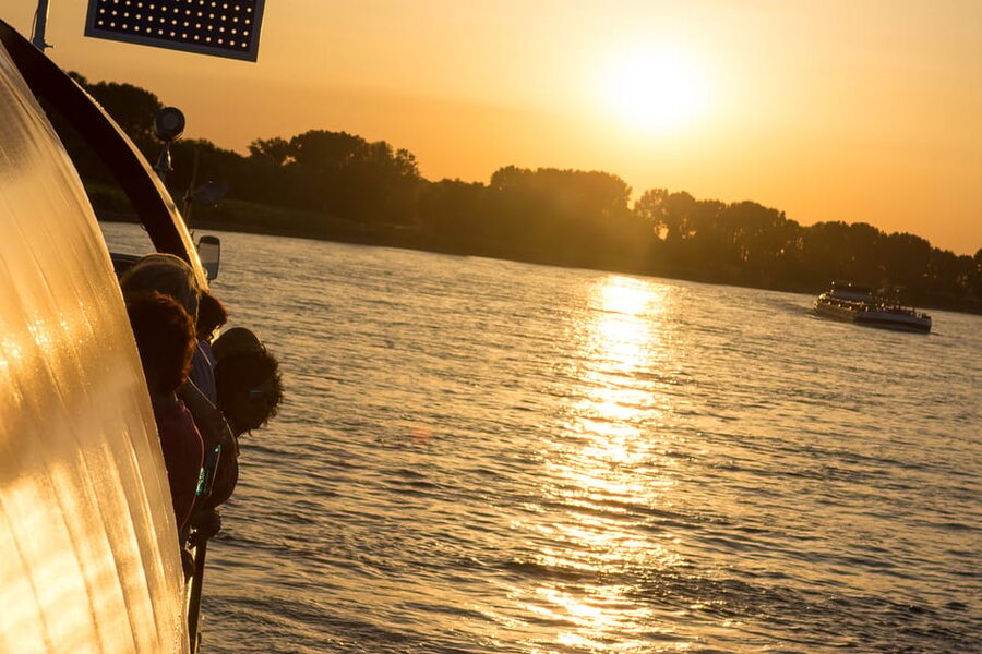 Düsseldorf: 2-Hour Evening Rhine River Cruise with Live DJ - The Old Town and riverside ruins from the water