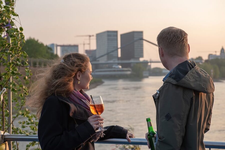 Düsseldorf: 2-Hour Evening Rhine River Cruise with Live DJ - The live DJ: chilled music or quiet evening?