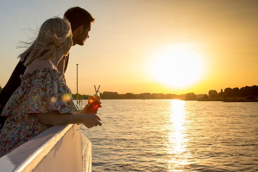 Düsseldorf: 2-Hour Evening Rhine River Cruise with Live DJ - Drinks, snacks, and the onboard bar