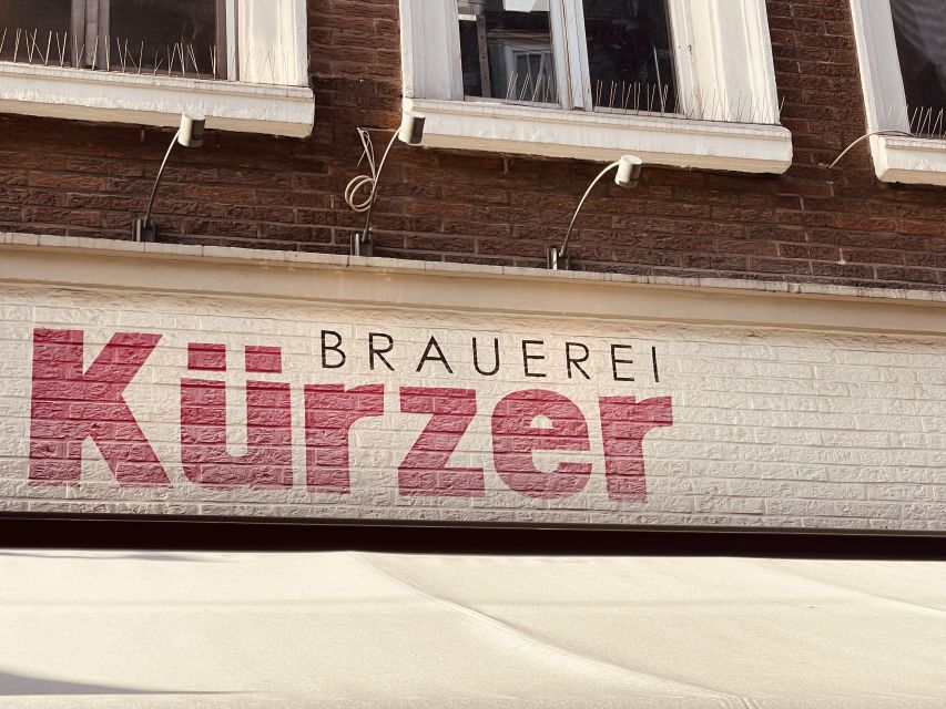 Düsseldorf: Altbier-Safari Beer Walking Tour - Zum Schlüssel and Düsseldorf’s quick service