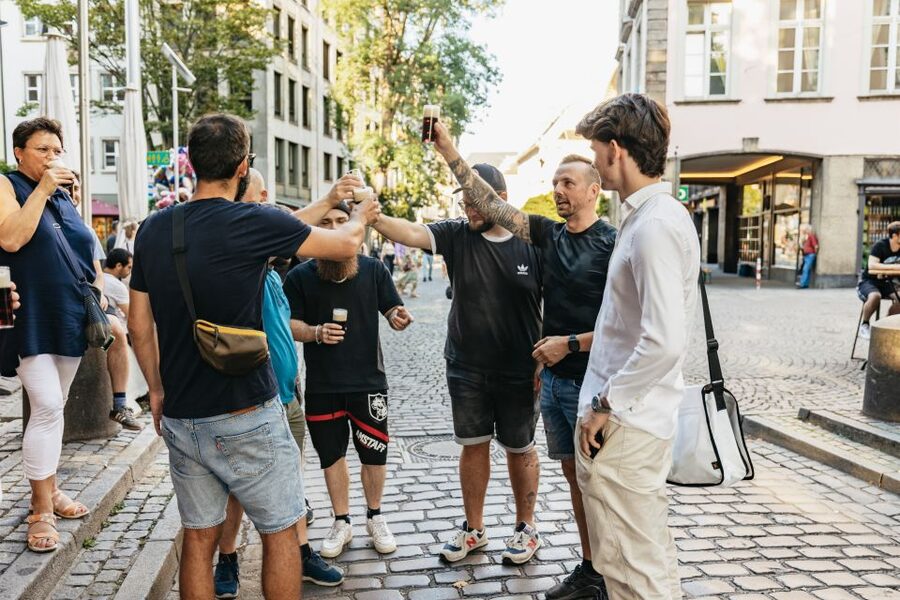 Düsseldorf: Altbier-Safari Beer Walking Tour - The guides make the difference
