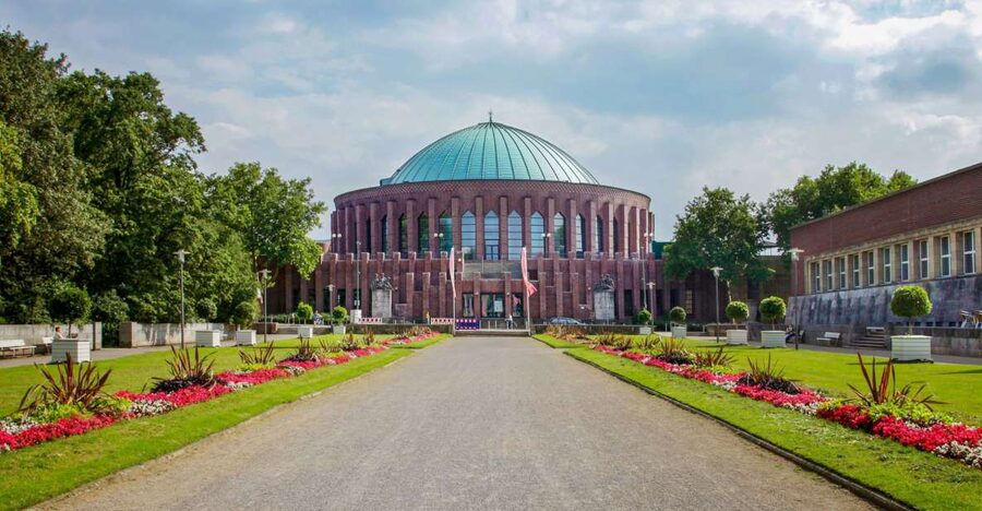 Düsseldorf: Classic City Segway Tour - Crossing the Rhine to the meadows