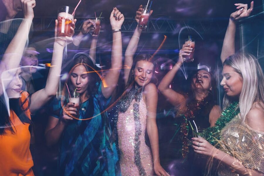 Düsseldorf: Girls-only-tour with shots, party, fun & games - The cocktail and sparkling-wine stops