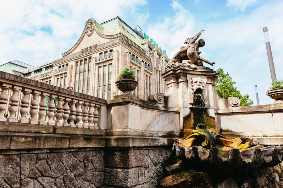 Düsseldorf: Guided City Architecture Walking Tour - Finishing at Ehrenhof and using the museum entry