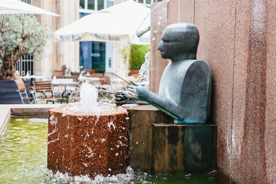 Düsseldorf: Guided City Architecture Walking Tour - How the German-speaking guide shapes the experience