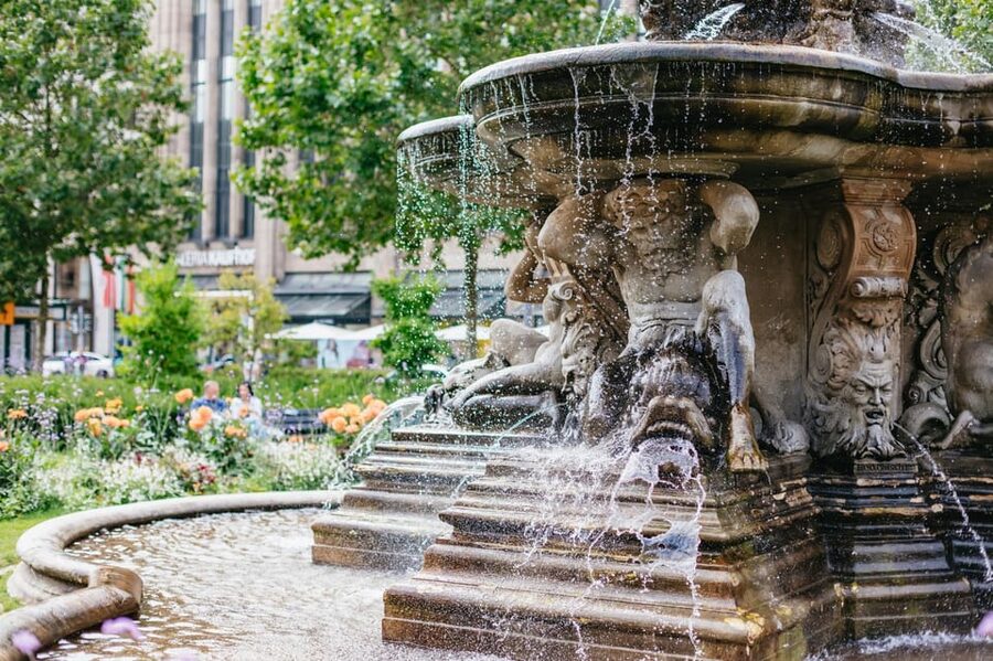 Düsseldorf: Guided City Architecture Walking Tour - Shared group or private walk?