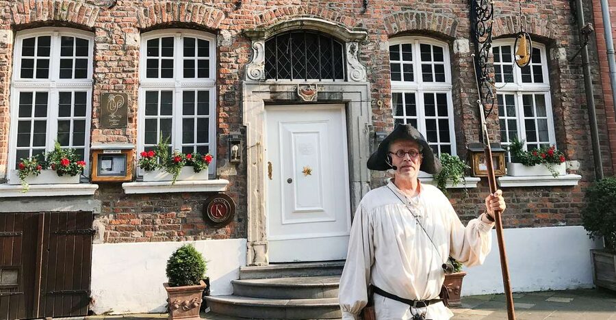 Düsseldorf: Guided Night Watchman Tour through Kaiserswerth - Meeting the night watchman near the Tonhalle restaurant