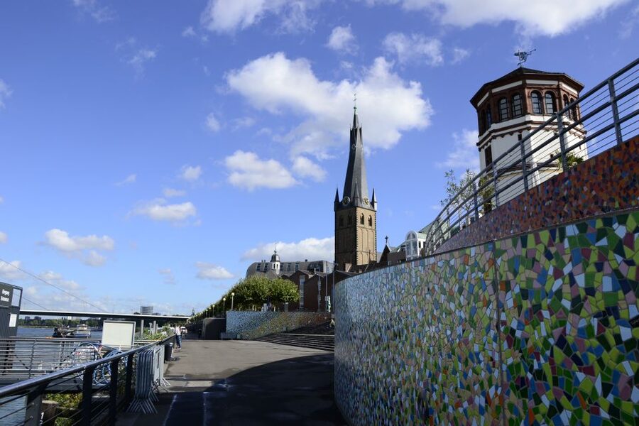 Düsseldorf: Guided Old Town Tour with Beer Break - Entering the Old Town and finding local breweries