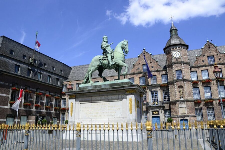 Düsseldorf: Guided Old Town Tour with Beer Break - Stories, history, and advice for the evening
