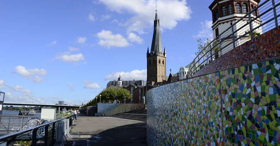 Düsseldorf: Guided Old Town Tour with Beer Break - Finding the Tritonenbrunnen meeting point