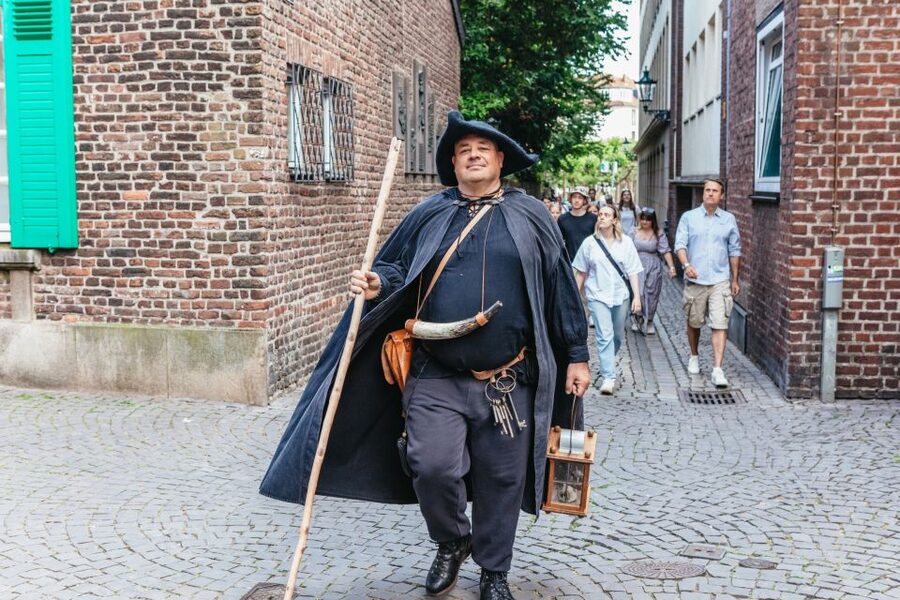 Düsseldorf: Guided Tour with a Night Watchman - Burgplatz and Schlossturm by lantern light