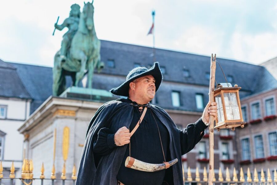 Düsseldorf: Guided Tour with a Night Watchman - What the included museum entry adds