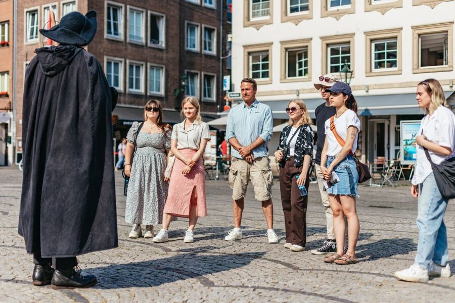 Düsseldorf: Guided Tour with a Night Watchman - German language is the key decision