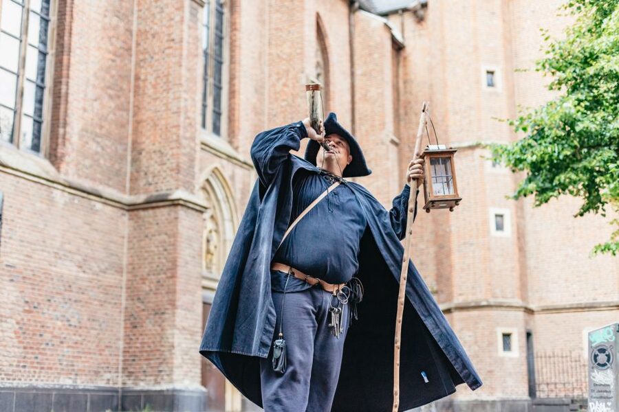 Düsseldorf: Guided Tour with a Night Watchman - Meeting the night watchman at Kunstakademie Düsseldorf