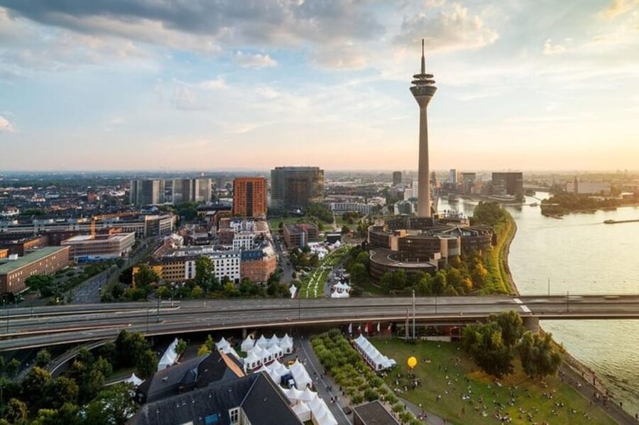 Dusseldorf : Highlights Walking tour with A Guide - Key points at a glance