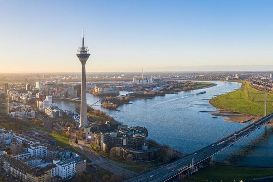 Dusseldorf : Highlights Walking tour with A Guide - A final look at Tonhalle Concert Hall