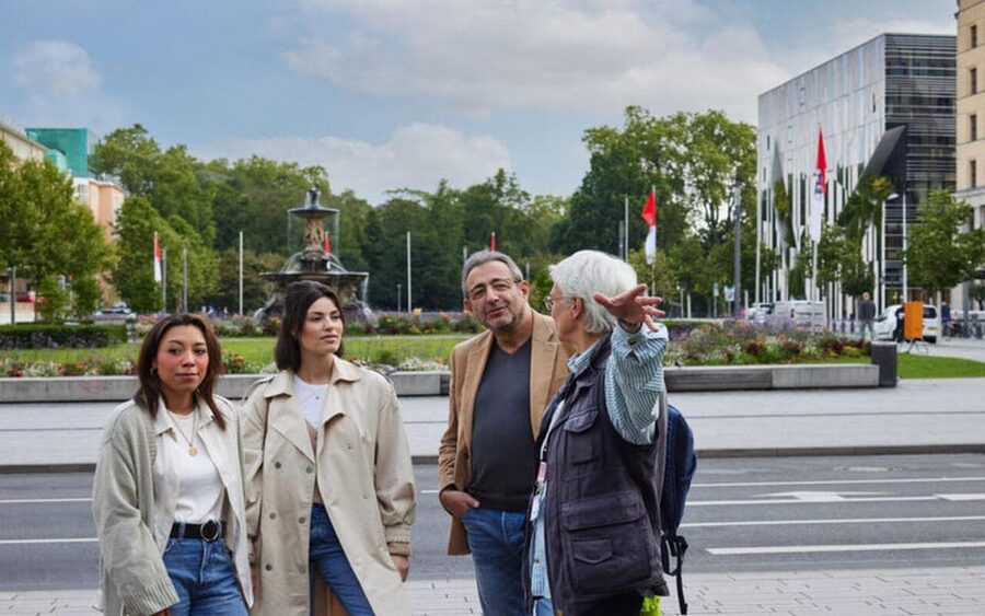 Düsseldorf: In a nutshell - the 60 minutes tour - The market square and town hall add civic context