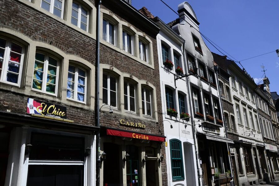Düsseldorf: Old town and banks of Rhine - heart and lifeline - Who will get the most from this walk?