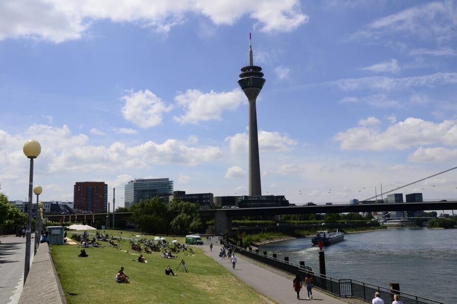 Düsseldorf: Old town and banks of Rhine - heart and lifeline - From Triton to Königsallee
