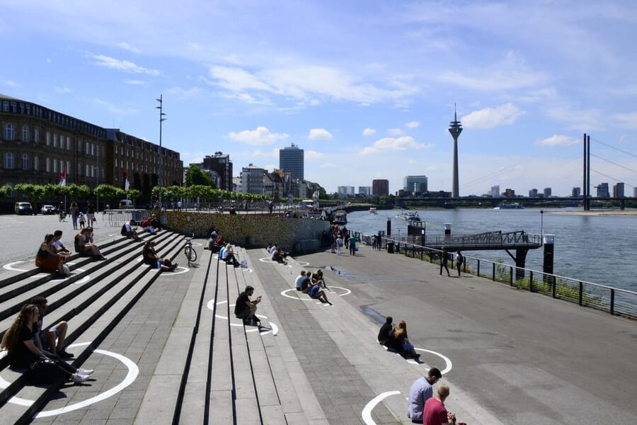 Düsseldorf: Old town and banks of Rhine - heart and lifeline - Guide style and what to expect