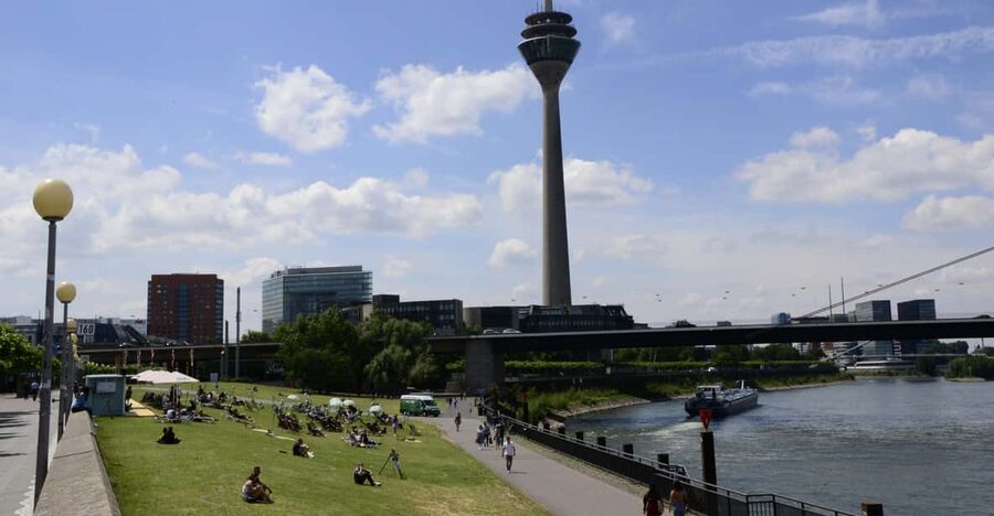 Düsseldorf: Old town and banks of Rhine - heart and lifeline - Entering the Old Town through narrow lanes