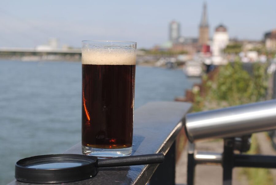 Düsseldorf: Old Town Interactive Crime Tour with actor - Sightseeing value, and what it does not promise