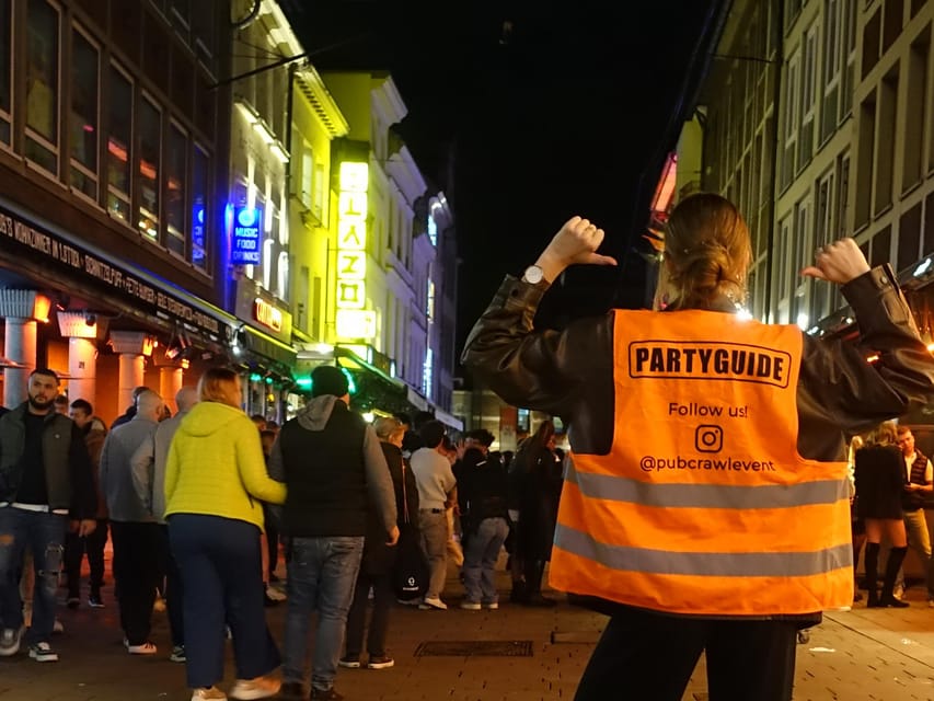 Düsseldorf: Private pub crawl with insider-guide & shots - Who will enjoy this Düsseldorf night out