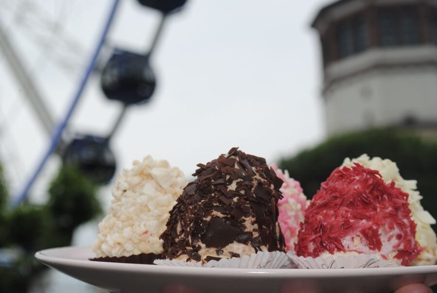 Düsseldorf: Sweet Treats Guided Walking Tour of Old Town - Why Düsseldorf’s Altstadt works for a sweets walk