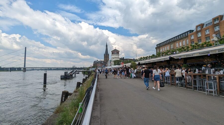 Düsseldorf: Tipping based - Old Town Walking Tour - Starting beneath the luxury shops of Königsallee