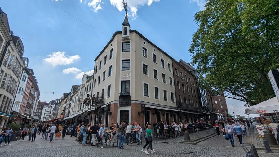 Düsseldorf: Tipping based - Old Town Walking Tour - Learning how Düsseldorf began