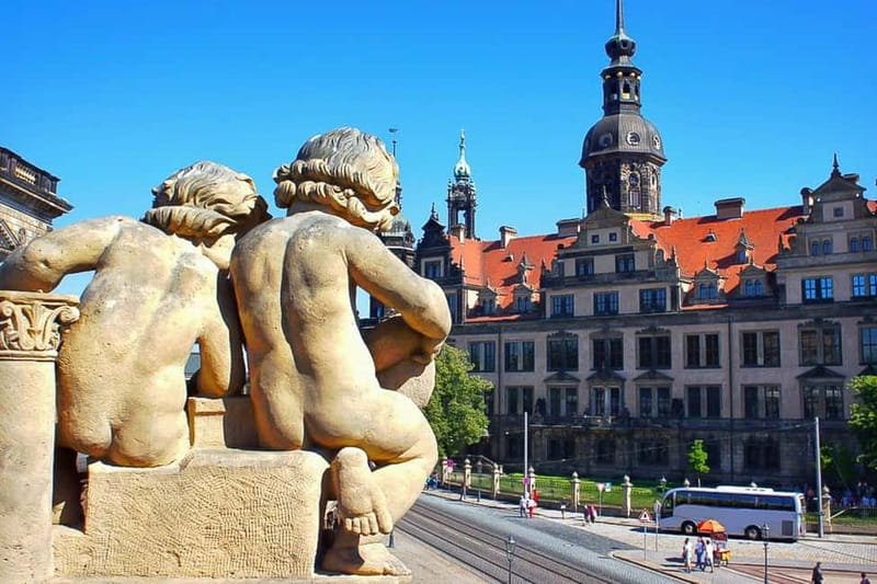 Elbfloren: Historical city tour - Reading the Fürstenzug and stable yard