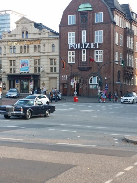 English Harbor&St.Pauli Pay-What-You-Want Walking Tour - Starting beside Hamburg Harbor at Landungsbrücken