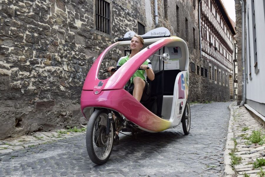 Erfurt: Private Guided Classic Old Town E-Rickshaw Tour - What the 75-minute pace feels like