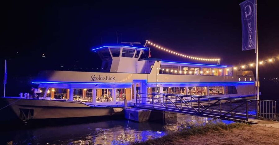 Evening-Cruise to the fireworks of the Cochemer Winefest. - Why the fireworks view from the river matters